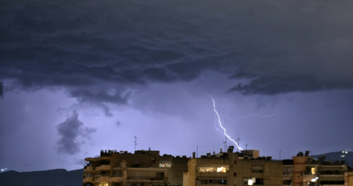 Καταιγίδες, κεραυνοί, πλημμύρες: Πώς να προστατεύσετε ηλεκτρικές συσκευές και πίνακα ρεύματος