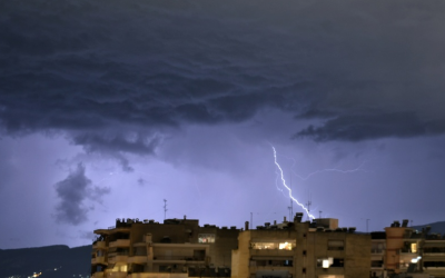 Καταιγίδες, κεραυνοί, πλημμύρες: Πώς να προστατεύσετε ηλεκτρικές συσκευές και πίνακα ρεύματος