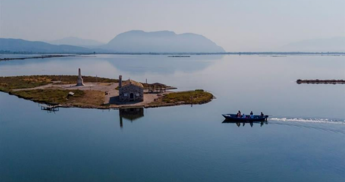Καραβομαραγκοί εν δράσει: Στα σκαριά ολοκαίνουριο, ξύλινο πριάρι για τη λιμνοθάλασσα Μεσολογγίου