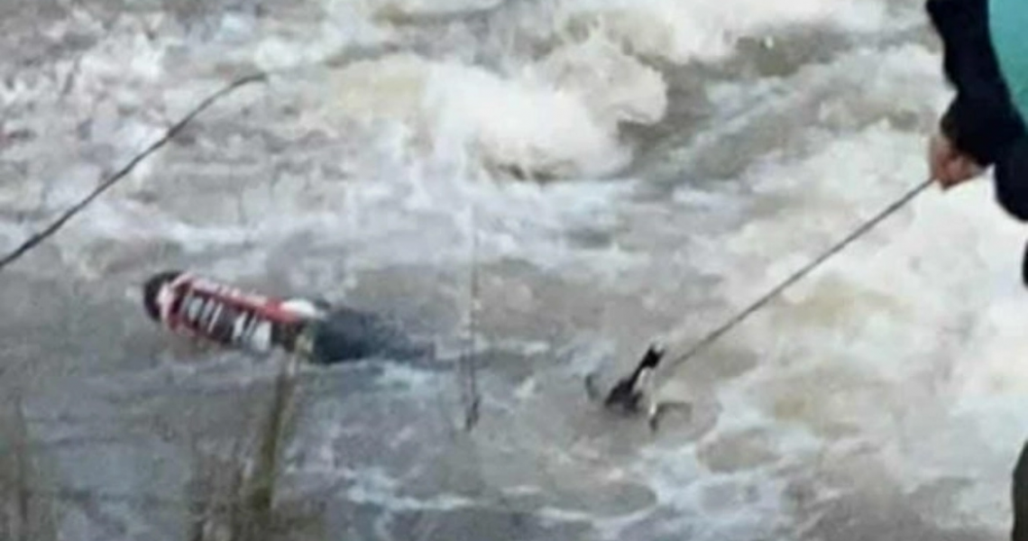 Κοζάνη: Κυνηγοί έσωσαν νεαρό που παρασύρθηκε με τη μηχανή του από ορμητικά νερά