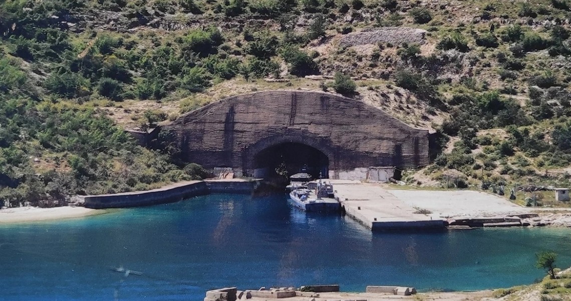 Η μυστική ναυτική βάση του Χότζα μέσα σε βουνό στην Αλβανία, η κόντρα με τους Ρώσους και η κλοπή των υποβρυχίων