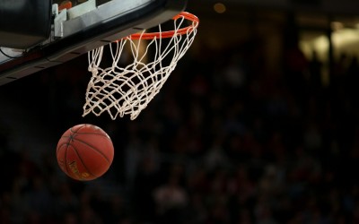 Η Ιστορία της Γραμμής που Άλλαξε το Μπάσκετ: Πώς το Τρίποντο από «Τέχνασμα» Έγινε το Απόλυτο Επιθετικό Όπλο