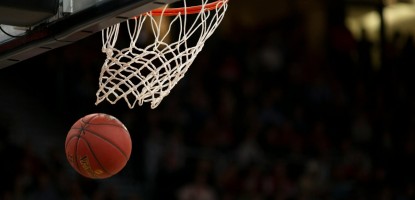 Η Ιστορία της Γραμμής που Άλλαξε το Μπάσκετ: Πώς το Τρίποντο από «Τέχνασμα» Έγινε το Απόλυτο Επιθετικό Όπλο