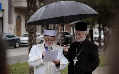 Μια Ομπρέλα, Χίλιες Λέξεις: Το Μήνυμα Συνύπαρξης από το Ελμπασάν