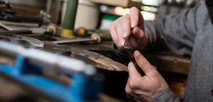 Οι «Νέοι Πλούσιοι» του Μέλλοντος: Γιατί οι Χειρώνακτες θα Κυριαρχήσουν στην Εποχή της AI