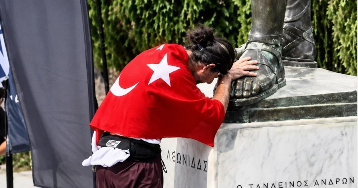 Σπάρταθλον 2026: Η συγκινητική κίνηση Τούρκου υπερμαραθωνοδρόμου που τίμησε τον Λεωνίδα στη Σπάρτη