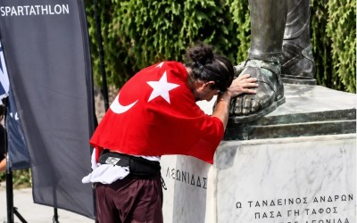 Σπάρταθλον 2026: Η συγκινητική κίνηση Τούρκου υπερμαραθωνοδρόμου που τίμησε τον Λεωνίδα στη Σπάρτη