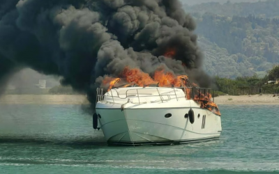 Ολοσχερώς κάηκε ιταλική θαλαμηγός στη Λευκάδα – Σώοι οι τρεις επιβαίνοντες