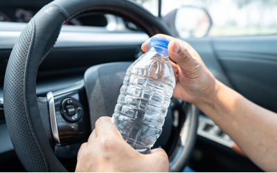 Γιατί δεν πρέπει να αφήνουμε μπουκάλι με νερό μέσα στο αυτοκίνητο